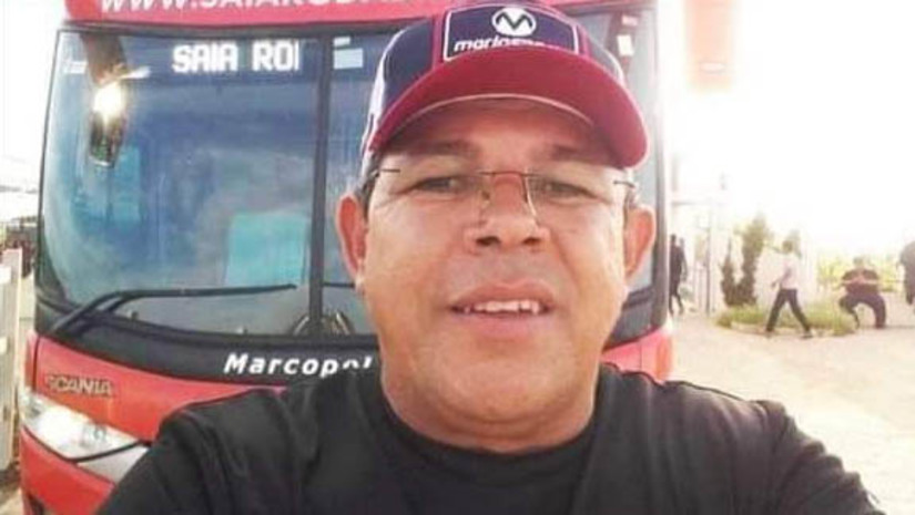 Imagem 1 -  Motorista morre após ônibus cair por cima dele durante troca de pneu, em São Miguel. O caso aconteceu por volta das 7h desta quarta-feira (25). A vítima foi identificada como Valmir Cândido da Silva. De acordo com informações do delegado Carlos Michel, o homem havia colocado o macaco hidráulico no ônibus em que trabalhava e foi para baixo do veículo para realizar a troca do pneu dianteiro. O equipamento, no entanto, não suportou o peso e acabou cedendo, fazendo com que o ônibus caísse por cima de Valmir.