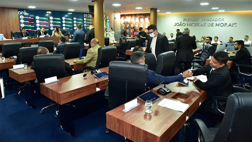 Imagem 1 - O primeiro aprovado foi o Projeto de Lei Complementar do Executivo (PLCE) 23/2023, que institui o Plano de Cargos, Carreira e Remuneração do quadro de servidores gerais do Município. Na sequência, o plenário aprovou o Projeto de Lei Complementar do Executivo (PLCE) 24/2023, que institui o Plano de Cargos, Carreira e Remuneração dos servidores estatutários da assistência social. Como a Câmara aprovou ambos os projetos sem alteração, o Poder Legislativo encaminhou os dois, hoje mesmo, para sanção do Poder Executivo, a fim de que se tornem leis municipais, após publicação no Diário Oficial de Mossoró (DOM). Imagem 1 - O primeiro aprovado foi o Projeto de Lei Complementar do Executivo (PLCE) 23/2023, que institui o Plano de Cargos, Carreira e Remuneração do quadro de servidores gerais do Município. Na sequência, o plenário aprovou o Projeto de Lei Complementar do Executivo (PLCE) 24/2023, que institui o Plano de Cargos, Carreira e Remuneração dos servidores estatutários da assistência social. Como a Câmara aprovou ambos os projetos sem alteração, o Poder Legislativo encaminhou os dois, hoje mesmo, para sanção do Poder Executivo, a fim de que se tornem leis municipais, após publicação no Diário Oficial de Mossoró (DOM).