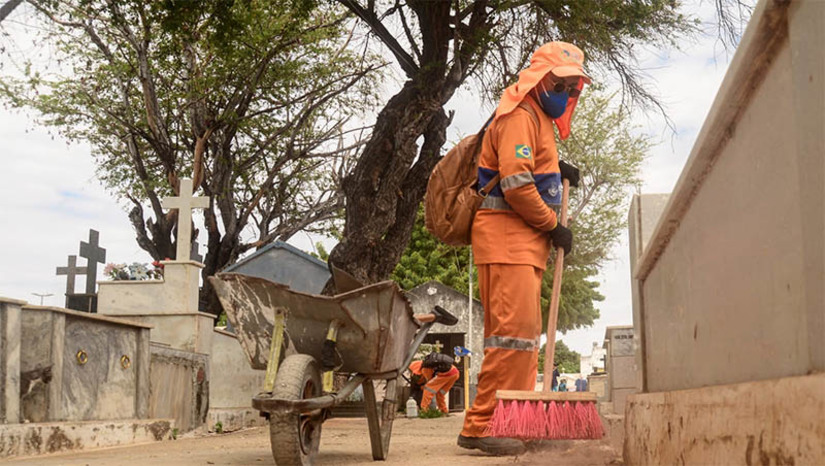Imagem 1 -  PMM realiza limpeza e manutenção dos cemitérios para o Dia de Finados. De forma estratégica, a Prefeitura realizou planejamento logístico para garantir que a visitação ocorra de maneira tranquila e segura, o que inclui a organização de estacionamentos, sinalização e orientação de fluxo de pessoas. Para reforçar a segurança dos visitantes, o Município mobilizará grande efetivo da Guarda Civil Municipal nos cemitérios. Os agentes de trânsito também estarão trabalhando no controle de fluxo, especialmente em horários de grande movimento nas vias de acesso.