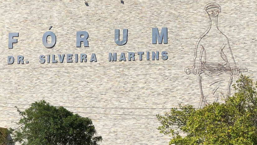 Imagem 1 - O Edital da 3ª Reunião do TJP 2023 foi publicado no dia 5 de outubro, com assinatura do juiz Claudio Mendes Junior, em substituição ao juiz Vagnos Kelly, da 1ª Vara Criminal de Mossoró. O primeiro a sentar no banco dos réus nesta Terceira Reunião do TJP é Alan Deybson Abreu Fernandes, de 28 anos, que vai responder, perante a sociedade mossoroenses, por ter matado Adriano de Sousa dos Santos, fato este ocorrido no dia 6 de agosto de 2022, por volta das 15h, no Abolição I. Este mesmo réu também é acusado de outros 4 homicídios, que serão julgados posteriormente. O júris terão na presidência o juízo da Primeira Vara Criminal de Mossoró. Imagem 1 - O Edital da 3ª Reunião do TJP 2023 foi publicado no dia 5 de outubro, com assinatura do juiz Claudio Mendes Junior, em substituição ao juiz Vagnos Kelly, da 1ª Vara Criminal de Mossoró. O primeiro a sentar no banco dos réus nesta Terceira Reunião do TJP é Alan Deybson Abreu Fernandes, de 28 anos, que vai responder, perante a sociedade mossoroenses, por ter matado Adriano de Sousa dos Santos, fato este ocorrido no dia 6 de agosto de 2022, por volta das 15h, no Abolição I. Este mesmo réu também é acusado de outros 4 homicídios, que serão julgados posteriormente. O júris terão na presidência o juízo da Primeira Vara Criminal de Mossoró.
