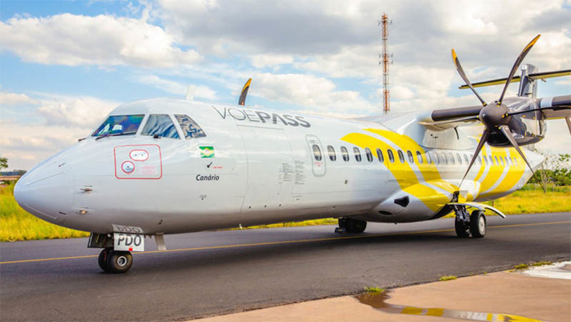 Imagem 1 - Latam anuncia início das vendas de passagens das novas rotas Natal/Mossoró/Fortaleza. As novas rotas foram anunciadas pela governadora Fátima Bezerra, no mês de setembro, durante a transferência da outorga para Gestão e Operação do Aeroporto para a Infraero. As passagens já estão sendo comercializadas pela Latam e os voos serão operados em codeshare com a Voepass, a partir de 1º de janeiro de 2024. A rota Natal-Mossoró terá voos às segundas, quartas, sextas e domingos, com partida às 10h55 e chegada às 11h55. No sentido oposto, partem às 15h55, com chegada em Natal às 16h55. Mossoró também será conectada com voos diretos para Fortaleza às segundas, quartas, sextas e domingos, com partida às 12h35 e chegada às 13h30. No sentido oposto, partem às 15h55 e chegam a Mossoró às 16h55. Imagem 1 - Latam anuncia início das vendas de passagens das novas rotas Natal/Mossoró/Fortaleza. As novas rotas foram anunciadas pela governadora Fátima Bezerra, no mês de setembro, durante a transferência da outorga para Gestão e Operação do Aeroporto para a Infraero. As passagens já estão sendo comercializadas pela Latam e os voos serão operados em codeshare com a Voepass, a partir de 1º de janeiro de 2024. A rota Natal-Mossoró terá voos às segundas, quartas, sextas e domingos, com partida às 10h55 e chegada às 11h55. No sentido oposto, partem às 15h55, com chegada em Natal às 16h55. Mossoró também será conectada com voos diretos para Fortaleza às segundas, quartas, sextas e domingos, com partida às 12h35 e chegada às 13h30. No sentido oposto, partem às 15h55 e chegam a Mossoró às 16h55.
