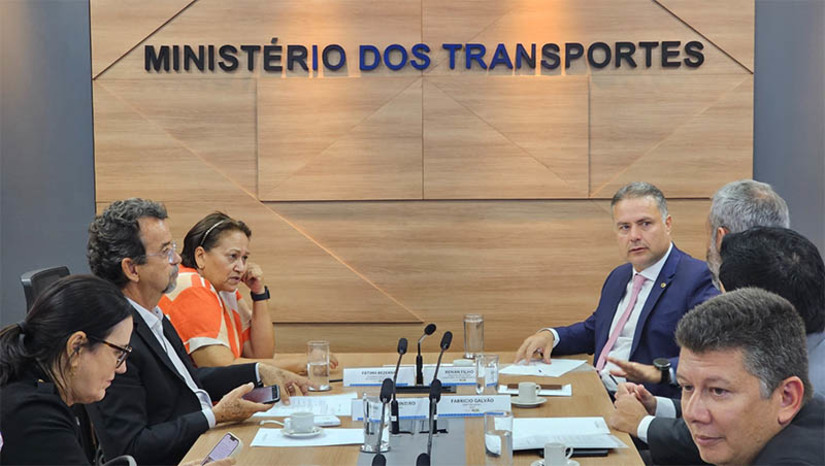 Imagem 1 -  Ministro assina Portaria autorizando a federalização de trecho da rodovia 226, no RN. O trecho de 50 km vai dos municípios de Currais Novos, no entroncamento da BR 427, passando por São Vicente e chegando em Florânia, ligando o Seridó Oriental ao Médio Oeste. A Portaria, assinada pelo ministro dos Transportes, Renan Filho, será publicada no DOU (Diário Oficial da União) nesta quinta-feira (26). Com a federalização, a rodovia passa a ser novamente de responsabilidade do DNIT. Getúlio Batista, superintendente do órgão, anunciou, ainda, que no dia seguinte à publicação no DOU, o Dnit já começa a trabalhar no trecho.  