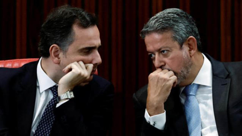 Imagem 1 -  [COLUNA ESPLANADA] O acordo firmado pelo presidente do Senado Federal, Rodrigo Pacheco (PSD-MG), com parlamentares da oposição para desobstruir as votações colocou o presidente da Câmara, Arthur Lira (PP-AL), em calça justa. Pacheco se comprometeu a pautar matérias que alteram o tempo de mandato de ministros do STF, limitam as decisões monocráticas nos tribunais superiores, entre outras. Lira, no entanto, já afirmou que não vai patrocinar pautas anti-STF. O movimento da oposição – encabeçado pelo PL, Novo e frentes parlamentares - se intensificou após decisões do STF vistas pelos parlamentares como interferência do Judiciário em temas de competência do Congresso.