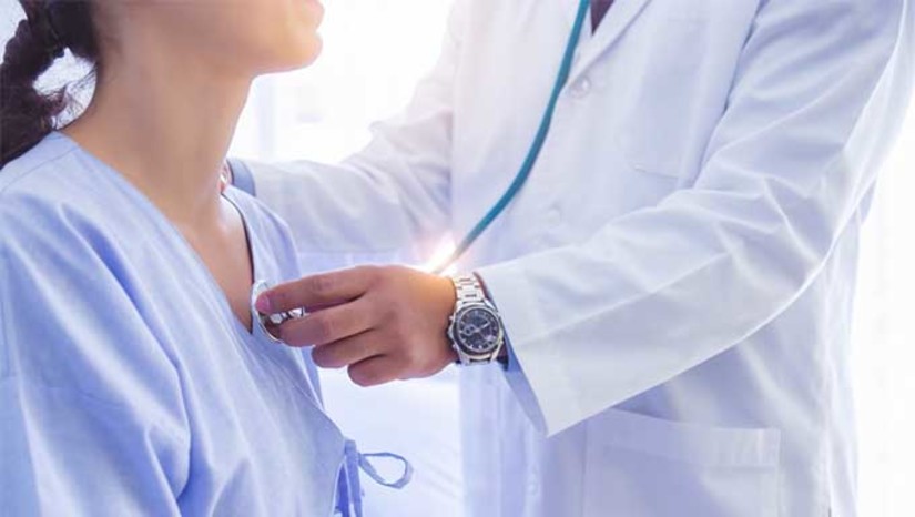 Imagem 1 -  Ação é parte da Linha de Cuidados do Infarto Agudo do Miocárdio (IAM) lançada pela Sesap em 2022. Desde a implantação do projeto, 200 pacientes foram submetidos à trombólise, um procedimento que utiliza medicação para dissolver um coágulo. O projeto Sprint já está implantado em sete das oito regiões de saúde do RN, com o uso de um conjunto de ferramentas ofertado pela companhia farmacêutica alemã Boehringer Ingelheim (habilitada pelo Ministério da Saúde) aos serviços que fazem uso de trombolíticos. Quando iniciado de forma rápida em pacientes com infarto agudo, o tratamento aumenta as chances de reduzir as sequelas e prevenir complicações futuras.