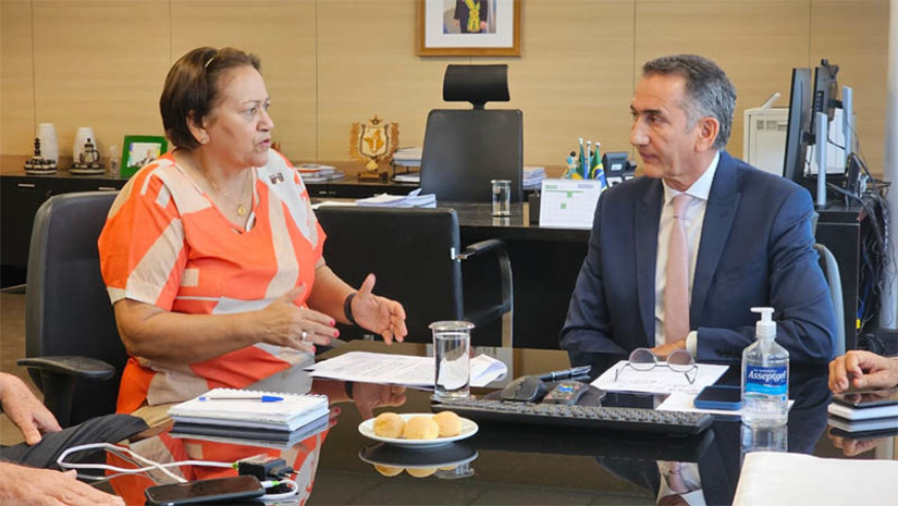 Imagem 1 - RN vai receber R$25 milhões da União para estudos e projetos em segurança hídrica. O convênio foi assinado pelo ministro da Integração e do Desenvolvimento Regional, Waldez Góes, durante audiência com a governadora Fátima Bezerra, em Brasília. Os projetos serão elaborados especialmente no que diz respeito ao uso das águas a partir do projeto de integração do Rio São Francisco. Sobre o Complexo Oiticica, que abrange a obra da Barragem de Oiticica e as obras sociais, foi reafirmado o compromisso do Governo Federal junto ao Governo do Estado na garantia de fluxo financeiro e na entrega da Barragem de Oiticica para o próximo ano. Imagem 1 - RN vai receber R$25 milhões da União para estudos e projetos em segurança hídrica. O convênio foi assinado pelo ministro da Integração e do Desenvolvimento Regional, Waldez Góes, durante audiência com a governadora Fátima Bezerra, em Brasília. Os projetos serão elaborados especialmente no que diz respeito ao uso das águas a partir do projeto de integração do Rio São Francisco. Sobre o Complexo Oiticica, que abrange a obra da Barragem de Oiticica e as obras sociais, foi reafirmado o compromisso do Governo Federal junto ao Governo do Estado na garantia de fluxo financeiro e na entrega da Barragem de Oiticica para o próximo ano.