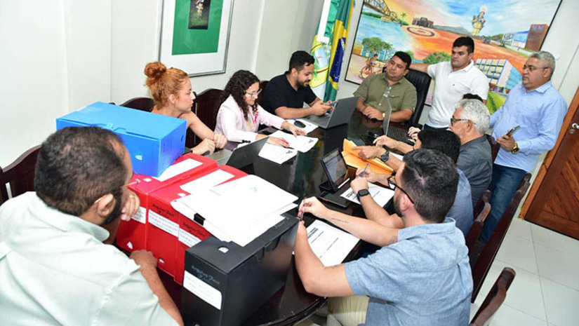 Imagem 1 -  Comissão de Orçamento analisa 365 emendas apresentadas ao projeto da LOA para 2024. Trata-se de mais uma etapa da análise da proposta, contida no Projeto de Lei do Executivo n° 68/2023, referente à Lei Orçamentária Anual (LOA) para o próximo ano. A LOA estima receitas e fixa despesas anuais do Município. Participaram da reunião da COFC, realizada nesta quinta-feira (26), membros da comissão, os vereadores Marckuty da Maisa (SDD-presidente); Lucas das Malhas (MDB-secretário) e Pablo Aires (PSB-1º suplente).