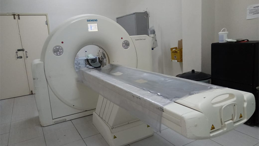 Imagem 1 - Segundo a assessoria, a direção do HRTM já entrou em contato com a empresa responsável pela manutenção do equipamento e a previsão da chegada do técnico é na próxima segunda-feira (30). Com a falta do equipamento, a direção informou que está pactuando um local para os exames de urgência, que possivelmente será da Liga Mossorense de Estudos e Combate ao Câncer (LMECC). “A previsão é que hoje a noite já tenhamos definido essa questão”, disse a assessoria. Imagem 1 - Segundo a assessoria, a direção do HRTM já entrou em contato com a empresa responsável pela manutenção do equipamento e a previsão da chegada do técnico é na próxima segunda-feira (30). Com a falta do equipamento, a direção informou que está pactuando um local para os exames de urgência, que possivelmente será da Liga Mossorense de Estudos e Combate ao Câncer (LMECC). “A previsão é que hoje a noite já tenhamos definido essa questão”, disse a assessoria.