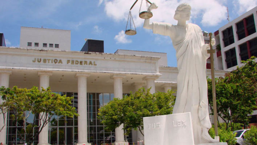 Imagem 1 - JFRN condena 9 integrantes de organização criminosa especializada no contrabando de cigarros. De acordo com o Juiz Walter Nunes da Silva Júnior, titular da 2ª Vara Federal, o COAF identificou, através de Relatórios de Inteligência Financeira, que os condenados movimentaram mais de R$ 100 milhões em suas contas bancárias, nos últimos 8 anos. Os acusados utilizavam comércio de vendas de cereais para lavar dinheiro do contrabando de cigarros. Um deles comercializava com países que enfrentavam escassez e crises econômicas. “Ora, é de se perguntar, que sentido faria adquirir gêneros alimentícios em estados como Piauí, Maranhão, Bahia, Minas Gerais, Paraíba, Rio Grande do Norte e o Ceará, se seriam supostamente levados para a Argentina ou Venezuela?! Do ponto de vista logístico ou econômico, não é minimamente viável”, escreveu o magistrado na decisão. Imagem 1 - JFRN condena 9 integrantes de organização criminosa especializada no contrabando de cigarros. De acordo com o Juiz Walter Nunes da Silva Júnior, titular da 2ª Vara Federal, o COAF identificou, através de Relatórios de Inteligência Financeira, que os condenados movimentaram mais de R$ 100 milhões em suas contas bancárias, nos últimos 8 anos. Os acusados utilizavam comércio de vendas de cereais para lavar dinheiro do contrabando de cigarros. Um deles comercializava com países que enfrentavam escassez e crises econômicas. “Ora, é de se perguntar, que sentido faria adquirir gêneros alimentícios em estados como Piauí, Maranhão, Bahia, Minas Gerais, Paraíba, Rio Grande do Norte e o Ceará, se seriam supostamente levados para a Argentina ou Venezuela?! Do ponto de vista logístico ou econômico, não é minimamente viável”, escreveu o magistrado na decisão.