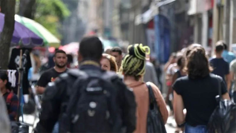 Imagem 1 -  RN segue tendência nacional com população mais idosa e composta por mais por mulheres. Segundo a segunda revisão do Censo Demográfico do IBGE, em 2022 o Rio Grande do Norte tinha uma população total de 3.302.729 pessoas, sendo 1.703.967 (51,6%) mulheres e 1.598.762 (48,4%) homens, o que representa um crescimento total de 4,3% entre 2010 e 2022. O índice de envelhecimento também mostra a relação de idosos de 65 anos ou mais de idade em relação à população que tem entre 0 e 14 anos. Quanto maior o valor do indicador, mais envelhecida é a população. Esse índice chegou a 53,0 em 2022 para o Rio Grande do Norte, indicando haver 53 idosos para cada 100 crianças. Em 2010 esse índice era de 30,4, indicando um processo de envelhecimento da população. 