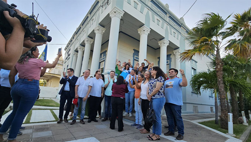 Imagem 1 - Os projetos de Lei instituindo o PCCR dos servidores gerais e dos assistentes sociais foram sancionado na tarde desta sexta-feira, 27, no Salão dos Grandes atos da Palácio da Resistência. O prefeito Allyson Bezerra destacou o diálogo respeitoso. A servidora fala em avanço histórico e agradece ao gestor. O psicólogo Alcedir Gabriel destaca que se trata de um passo importante da gestão. Os planos entram vigora agora em novembro e em dezembro já terá o reajuste nos salários dos servidores. Imagem 1 - Os projetos de Lei instituindo o PCCR dos servidores gerais e dos assistentes sociais foram sancionado na tarde desta sexta-feira, 27, no Salão dos Grandes atos da Palácio da Resistência. O prefeito Allyson Bezerra destacou o diálogo respeitoso. A servidora fala em avanço histórico e agradece ao gestor. O psicólogo Alcedir Gabriel destaca que se trata de um passo importante da gestão. Os planos entram vigora agora em novembro e em dezembro já terá o reajuste nos salários dos servidores.