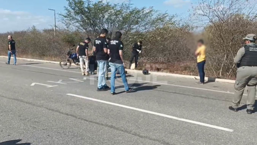 Imagem 1 - Preso de justiça é assassinado enquanto trafegava na RN 013, na saída de Mossoró para Tibau. O crime aconteceu nas primeiras horas da manhã deste sábado (28). A vítima foi identificada como Francisco Djânio Sampaio, de 42 anos. De acordo com o perito Clélio Soares, do Itep, a perícia no local aponta que o homem estava trafegando em sua motocicleta, quando foi abordado e alvejado com cerca de 5 disparos de arma de fogo. Ele caiu sem vida, às margens da RN 013. Segundo o delegado Teixeira Júnior, a vítima respondia em liberdade monitorada por tornozeleira eletrônica, a um crime de homicídio cometido há uns anos. A DHPP vai investigar o caso. Imagem 1 - Preso de justiça é assassinado enquanto trafegava na RN 013, na saída de Mossoró para Tibau. O crime aconteceu nas primeiras horas da manhã deste sábado (28). A vítima foi identificada como Francisco Djânio Sampaio, de 42 anos. De acordo com o perito Clélio Soares, do Itep, a perícia no local aponta que o homem estava trafegando em sua motocicleta, quando foi abordado e alvejado com cerca de 5 disparos de arma de fogo. Ele caiu sem vida, às margens da RN 013. Segundo o delegado Teixeira Júnior, a vítima respondia em liberdade monitorada por tornozeleira eletrônica, a um crime de homicídio cometido há uns anos. A DHPP vai investigar o caso.