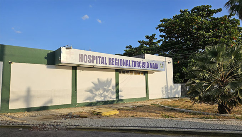 Imagem 1 - Já durante o dia, neste final de semana, os pacientes serão levados para fazer as tomografias no Hospital Santa Luzia, no Centro. A informação é da Assessoria de Comunicação do Hospital Regional Tarcísio Maia (HRTM), assinada no início da manhã deste sábado, dia 28 de outubro de 2023. Durante à noite, os pacientes serão enviados para o Hospital Walfredo Gurgel, em Natal, e/ou para o Hospital Deoclécio Marques, em Parnamirim, e depois retornaram para o tratamento no HRTM, em Mossoró. A NOTA não explica como será esta logística. Esta é a segunda vez que este problema acontece, colocando em risco a vida dos pacientes de emergência urgência e traumatologia da região Oeste do Rio Grande do Norte. Imagem 1 - Já durante o dia, neste final de semana, os pacientes serão levados para fazer as tomografias no Hospital Santa Luzia, no Centro. A informação é da Assessoria de Comunicação do Hospital Regional Tarcísio Maia (HRTM), assinada no início da manhã deste sábado, dia 28 de outubro de 2023. Durante à noite, os pacientes serão enviados para o Hospital Walfredo Gurgel, em Natal, e/ou para o Hospital Deoclécio Marques, em Parnamirim, e depois retornaram para o tratamento no HRTM, em Mossoró. A NOTA não explica como será esta logística. Esta é a segunda vez que este problema acontece, colocando em risco a vida dos pacientes de emergência urgência e traumatologia da região Oeste do Rio Grande do Norte.