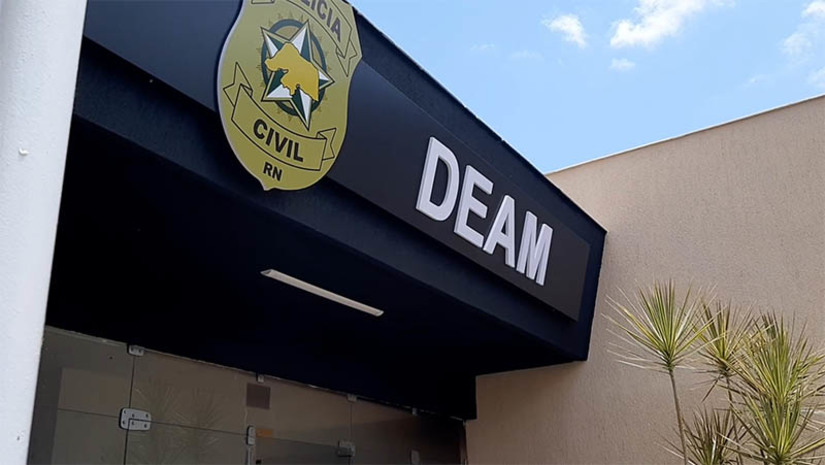 Imagem 1 - Suspeito de ameaçar a companheira é preso pela polícia civil em Mossoró. O homem, de 35 anos, foi preso nesta segunda-feira (30), no bairro Santo Antônio, pelas equipes da DEAM de Mossoró e DPCA de Natal. Contra ele havia um mandado de prisão preventiva, por suspeita de praticar ameaça contra sua companheira. O homem também já era investigado por vários crimes de violência doméstica. Imagem 1 - Suspeito de ameaçar a companheira é preso pela polícia civil em Mossoró. O homem, de 35 anos, foi preso nesta segunda-feira (30), no bairro Santo Antônio, pelas equipes da DEAM de Mossoró e DPCA de Natal. Contra ele havia um mandado de prisão preventiva, por suspeita de praticar ameaça contra sua companheira. O homem também já era investigado por vários crimes de violência doméstica.
