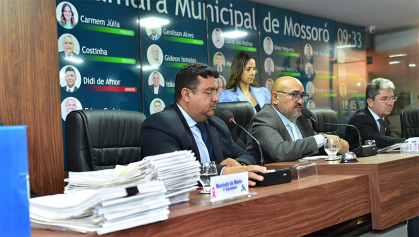 Imagem 1 - Com 321 emendas, vereadores aprovam Orçamento de Mossoró para 2024 em primeiro turno. A decisão foi tomada pela Câmara Municipal, por unanimidade, na sessão de hoje (31). As próximas etapas são a votação em segundo turno, dia 8 de novembro, e a leitura da redação final, dia 14 do mesmo mês. Tramitando na Câmara como Projeto de Lei do Executivo n° 68/2023, o Orçamento para 2024 é estimado em R$ 1 bilhão e 141 milhões. As emendas objetivam aperfeiçoar a Lei Orçamentária Anual (LOA), pois reservam recursos para ações até então não previstas. Muitas delas são sugeridas por entidades sociais. Imagem 1 - Com 321 emendas, vereadores aprovam Orçamento de Mossoró para 2024 em primeiro turno. A decisão foi tomada pela Câmara Municipal, por unanimidade, na sessão de hoje (31). As próximas etapas são a votação em segundo turno, dia 8 de novembro, e a leitura da redação final, dia 14 do mesmo mês. Tramitando na Câmara como Projeto de Lei do Executivo n° 68/2023, o Orçamento para 2024 é estimado em R$ 1 bilhão e 141 milhões. As emendas objetivam aperfeiçoar a Lei Orçamentária Anual (LOA), pois reservam recursos para ações até então não previstas. Muitas delas são sugeridas por entidades sociais.