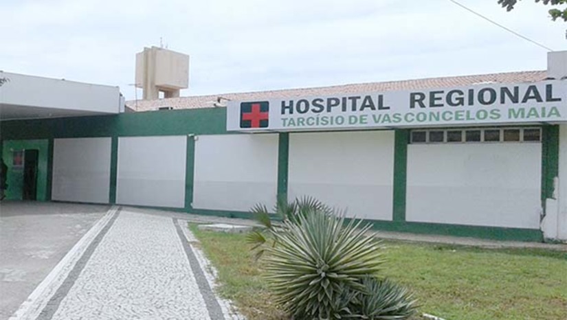 Imagem 1 - De acordo com a assessoria, a direção do Hospital aguarda ainda a chegada do técnico da empresa SIEMENS, responsável pela manutenção do tomógrafo, para chegar a uma conclusão sobre o problema do equipamento. Durante o período que o tomógrafo estiver sem funcionar, todas as tomografias, os exames de urgência e emergência de traumas de crânio, que seriam feitos na unidade, passam a ser realizados na Liga Mossoroense de Estudos e Combate ao Câncer (LMECC) e no Hospital São Luiz. Imagem 1 - De acordo com a assessoria, a direção do Hospital aguarda ainda a chegada do técnico da empresa SIEMENS, responsável pela manutenção do tomógrafo, para chegar a uma conclusão sobre o problema do equipamento. Durante o período que o tomógrafo estiver sem funcionar, todas as tomografias, os exames de urgência e emergência de traumas de crânio, que seriam feitos na unidade, passam a ser realizados na Liga Mossoroense de Estudos e Combate ao Câncer (LMECC) e no Hospital São Luiz.