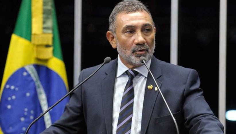 Imagem 1 -  Ex-senador é preso por suspeita de mandar matar a ex-esposa, em Roraima. Telmário Mota foi preso em Nerópolis, Goiás, pela Polícia Militar, na noite desta segunda-feira (30). Antônia Araújo Sousa, de 52 anos, foi assassinada no dia 29 de setembro deste ano, em Boa Vista (RR). De acordo com a Polícia Civil, a mulher, que é mãe de uma filha do ex-senador, foi abordada por um homem na saída de casa e, ao virar para respondê-lo, ela foi executada com um tiro na cabeça. O parlamentar foi senador entre 2015 e 2022, mas não foi reeleito na última eleição.