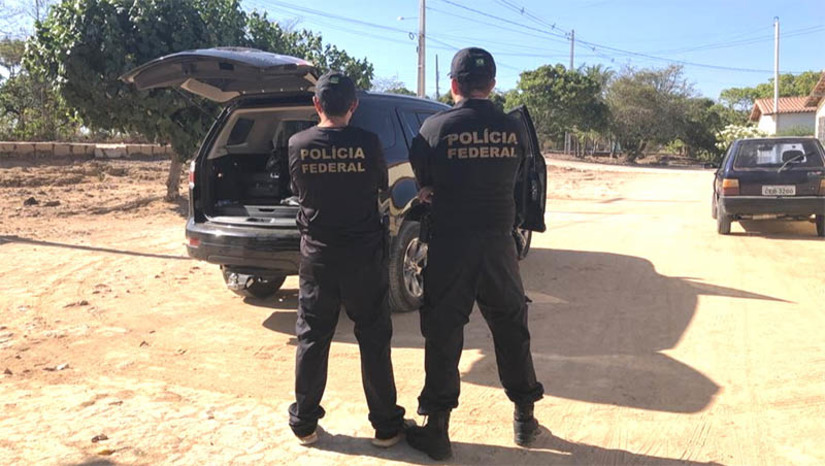 Imagem 1 - PF apreende em Mossoró e mais 2 cidades documentos e celulares de investigados por contrabando de cigarros. A Operação Rota Oeste foi deflagrada nesta terça-feira (31), no município de Mossoró. Os policiais cumpriram 4 mandados de busca e apreensão expedidos pela Justiça Federal em Pau dos Ferros, nos municípios de Mossoró, Martins e Frutuoso Gomes. Durante as investigações foi possível identificar a presença de elementos em comum entre dois flagrantes lavrados pela Polícia Civil, respectivamente, em novembro de 2022 e maio de 2023, e que apontavam para um grupo familiar na cidade de Frutuoso Gomes/RN, acusado de atuar na comercialização de cigarros contrabandeados. Imagem 1 - PF apreende em Mossoró e mais 2 cidades documentos e celulares de investigados por contrabando de cigarros. A Operação Rota Oeste foi deflagrada nesta terça-feira (31), no município de Mossoró. Os policiais cumpriram 4 mandados de busca e apreensão expedidos pela Justiça Federal em Pau dos Ferros, nos municípios de Mossoró, Martins e Frutuoso Gomes. Durante as investigações foi possível identificar a presença de elementos em comum entre dois flagrantes lavrados pela Polícia Civil, respectivamente, em novembro de 2022 e maio de 2023, e que apontavam para um grupo familiar na cidade de Frutuoso Gomes/RN, acusado de atuar na comercialização de cigarros contrabandeados.