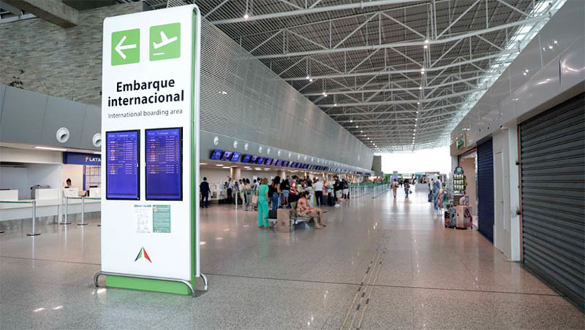 Imagem 1 - TAP Air Portugal passa a ofertar voos diários ligando o RN à Europa . O incremento no número de voos impulsiona o turismo do estado, principalmente com a aproximação da temporada de verão. De acordo com os dados do Sistema de Inteligência do Turismo do Rio Grande do Norte (Sírio), em média, o gasto individual diário do turista português fica em torno de R$ 462,50 com hospedagem que dura cerca de 17 noites em chalés, casa de familiares, hotéis e resorts. Ainda de acordo com o Sírio, os destinos turísticos mais procurados são: Pipa, Genipabu e Natal. Imagem 1 - TAP Air Portugal passa a ofertar voos diários ligando o RN à Europa . O incremento no número de voos impulsiona o turismo do estado, principalmente com a aproximação da temporada de verão. De acordo com os dados do Sistema de Inteligência do Turismo do Rio Grande do Norte (Sírio), em média, o gasto individual diário do turista português fica em torno de R$ 462,50 com hospedagem que dura cerca de 17 noites em chalés, casa de familiares, hotéis e resorts. Ainda de acordo com o Sírio, os destinos turísticos mais procurados são: Pipa, Genipabu e Natal.