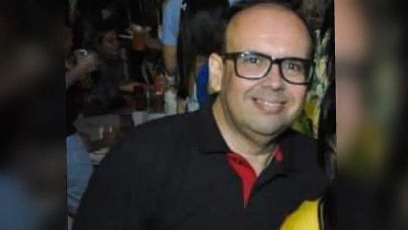 Imagem 1 - Advogado irmão da promotora de Justiça Anna Ximenes é morto a tiros no Ceará. Haroldo Ximenes Júnior, de 53 anos, foi assassinado a tiros na Avenida Virgílio Távora, no Centro da cidade de Granja, no interior do Ceará. Ele era analista judiciário do Tribunal de Justiça do Ceará (TJCE) e também atuou como advogado e foi procurador-geral nas cidades de Camocim, Chaval e Granja. Segundo testemunhas, a vítima estava próxima de casa quando foi atacada por dois homens armados em um carro. O analista foi atingido por vários disparos e morreu no local, já os suspeitos fugiram. A polícia civil vai investigar o caso. Imagem 1 - Advogado irmão da promotora de Justiça Anna Ximenes é morto a tiros no Ceará. Haroldo Ximenes Júnior, de 53 anos, foi assassinado a tiros na Avenida Virgílio Távora, no Centro da cidade de Granja, no interior do Ceará. Ele era analista judiciário do Tribunal de Justiça do Ceará (TJCE) e também atuou como advogado e foi procurador-geral nas cidades de Camocim, Chaval e Granja. Segundo testemunhas, a vítima estava próxima de casa quando foi atacada por dois homens armados em um carro. O analista foi atingido por vários disparos e morreu no local, já os suspeitos fugiram. A polícia civil vai investigar o caso.