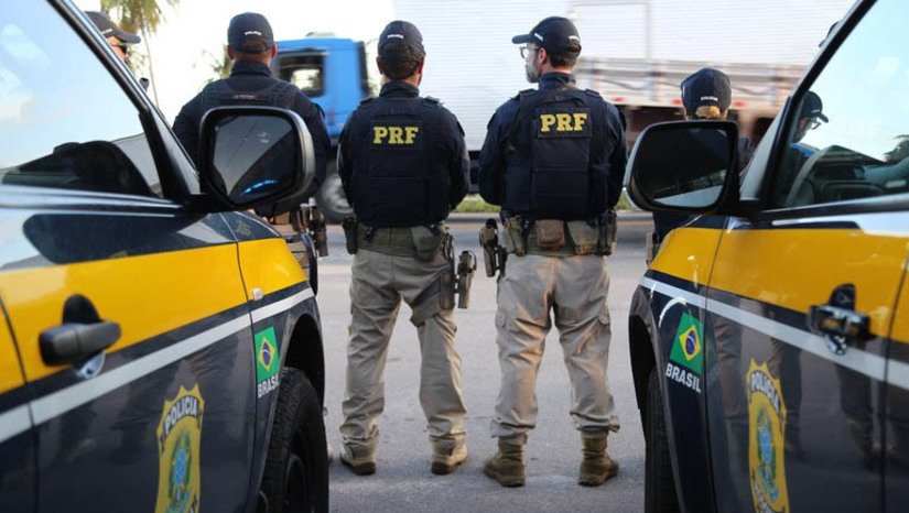 Imagem 1 - PRF inicia a Operação Finados 2023 com fiscalizações nas rodovias federais que cortam o RN. Durante os cinco dias da operação, que se iniciou à 00h desta quarta-feira (01) e segue até às 23h59 do domingo (05), a PRF reforçará a fiscalização nas rodovias federais em pontos de maior incidência de acidentes, para garantir a fluidez do trânsito e trazer mais segurança aos motoristas e pedestres que viajam nesse período. Segundo a PRF, o feriado de Finados, celebrado em 2 de novembro, historicamente gera um aumento na movimentação de veículos e passageiros nas rodovias federais, o que exige um reforço nas ações de fiscalização e enfrentamento ao crime. Imagem 1 - PRF inicia a Operação Finados 2023 com fiscalizações nas rodovias federais que cortam o RN. Durante os cinco dias da operação, que se iniciou à 00h desta quarta-feira (01) e segue até às 23h59 do domingo (05), a PRF reforçará a fiscalização nas rodovias federais em pontos de maior incidência de acidentes, para garantir a fluidez do trânsito e trazer mais segurança aos motoristas e pedestres que viajam nesse período. Segundo a PRF, o feriado de Finados, celebrado em 2 de novembro, historicamente gera um aumento na movimentação de veículos e passageiros nas rodovias federais, o que exige um reforço nas ações de fiscalização e enfrentamento ao crime.