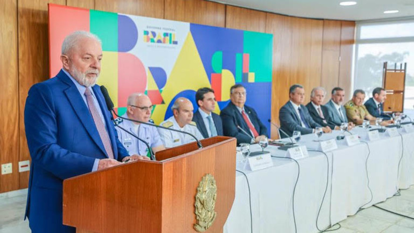 Imagem 1 - Lula assina GLO para reforçar o combate ao tráfico de drogas e armas em aeroportos e portos do paísA Garantia da Lei e da Ordem (GLO) será válida, inicialmente, até maio do ano que vem. Ela permite que o Governo Federal, por meio das Forças Armadas, Polícia Federal e Polícia Rodoviária Federal, possa atuar em ações no Porto do Rio de Janeiro, Porto de Itaguaí (RJ) e Porto de Santos (SP), bem como no Aeroporto do Galeão, no Rio, e no Aeroporto de Guarulhos, em São Paulo. Além da atuação em portos e aeroportos, o presidente Lula anunciou que o Exército e a Aeronáutica, em articulação com a PF e a PRF, fortalecerão ações relativas à faixa de fronteira do Brasil com outros países, com ênfase nos estados do Paraná, Mato Grosso e Mato Grosso do Sul. Imagem 1 - Lula assina GLO para reforçar o combate ao tráfico de drogas e armas em aeroportos e portos do paísA Garantia da Lei e da Ordem (GLO) será válida, inicialmente, até maio do ano que vem. Ela permite que o Governo Federal, por meio das Forças Armadas, Polícia Federal e Polícia Rodoviária Federal, possa atuar em ações no Porto do Rio de Janeiro, Porto de Itaguaí (RJ) e Porto de Santos (SP), bem como no Aeroporto do Galeão, no Rio, e no Aeroporto de Guarulhos, em São Paulo. Além da atuação em portos e aeroportos, o presidente Lula anunciou que o Exército e a Aeronáutica, em articulação com a PF e a PRF, fortalecerão ações relativas à faixa de fronteira do Brasil com outros países, com ênfase nos estados do Paraná, Mato Grosso e Mato Grosso do Sul.