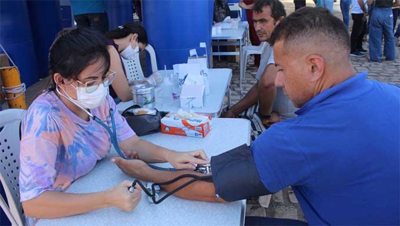 Imagem 1 - A campanha “Novembro Azul” tem o objetivo de alertar para a importância do diagnóstico precoce do câncer de próstata, que no Brasil é o mais frequente entre os homens depois do câncer de pele. Trata-se do maior movimento em prol da saúde masculina. Em Mossoró, a Secretaria Municipal de Saúde (SMS) intensificará as ações de prevenção à doença. Uma ampla programação foi planejada para atender ao público masculino nas zonas urbana e rural do município. Atividades serão realizadas nos equipamentos públicos, empresas privadas e em outros espaços estratégicos para atender ao público-alvo da campanha. Imagem 1 - A campanha “Novembro Azul” tem o objetivo de alertar para a importância do diagnóstico precoce do câncer de próstata, que no Brasil é o mais frequente entre os homens depois do câncer de pele. Trata-se do maior movimento em prol da saúde masculina. Em Mossoró, a Secretaria Municipal de Saúde (SMS) intensificará as ações de prevenção à doença. Uma ampla programação foi planejada para atender ao público masculino nas zonas urbana e rural do município. Atividades serão realizadas nos equipamentos públicos, empresas privadas e em outros espaços estratégicos para atender ao público-alvo da campanha.