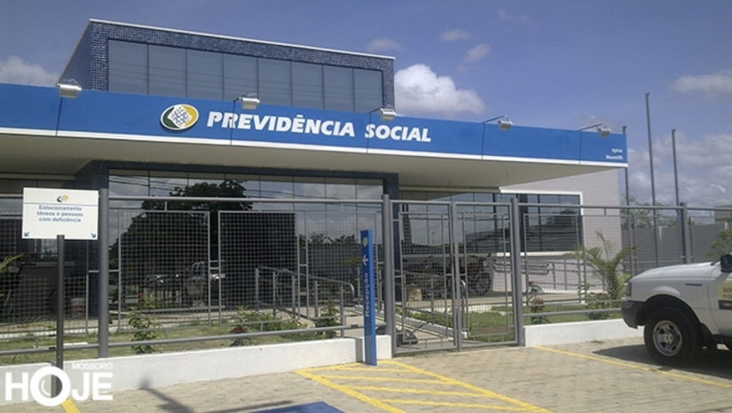 Imagem 1 -  Segundo portaria conjunta do instituto e do Ministério da Previdência Social publicada nesta quarta-feira (1º), o segurado que estiver afastado do trabalho recebendo o auxílio poderá ter a prorrogação automática do benefício quantas vezes for necessário, sem precisar passar por perícia médica.  A portaria modifica instrução normativa de março de 2022, que manteve norma adotada na pandemia de Covid-19, quando a emergência em saúde levou o instituto a fechar as agências da Previdência Social.  Até então, o cidadão doente conseguia a prorrogação automática do auxílio, sem precisar passar por perícia, por até duas vezes, mas apenas nos casos em que não houvesse agenda de atendimento em 30 dias. Na terceira, seria marcado um exame presencial.