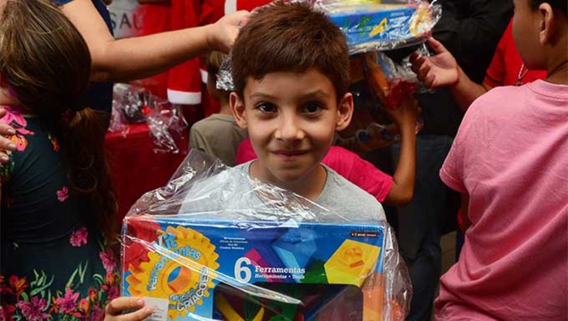 Imagem 1 - A campanha de 2023 tem como meta a arrecadação de pelo menos 3.500 brinquedos, além de livros paradidáticos, para serem distribuídos entre mais de 20 Unidades de Educação Infantil (UEIs) municipais, contemplando comunidades rurais, entidades sociais e de saúde que atendem crianças em situação de vulnerabilidade social. Neste ano, tendo como foco a inclusão, a campanha Meu Melhor Natal promoverá a entrega de brinquedos específicos para crianças com deficiências ou necessidades especiais das instituições selecionadas. Imagem 1 - A campanha de 2023 tem como meta a arrecadação de pelo menos 3.500 brinquedos, além de livros paradidáticos, para serem distribuídos entre mais de 20 Unidades de Educação Infantil (UEIs) municipais, contemplando comunidades rurais, entidades sociais e de saúde que atendem crianças em situação de vulnerabilidade social. Neste ano, tendo como foco a inclusão, a campanha Meu Melhor Natal promoverá a entrega de brinquedos específicos para crianças com deficiências ou necessidades especiais das instituições selecionadas.