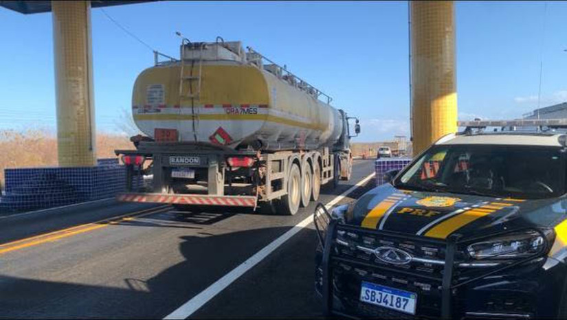 Imagem 1 - BRs que cortam Mossoró estão entre os pontos com maior número de acidentes graves no Brasil. Segundo levantamento da PRF, 20 trechos de rodovias federais em todo o país registram 58% dos acidentes graves. Apenas 3 dos 20 trechos estão situados no Nordeste e um deles na cidade de Mossoró, o que fez com que a cidade fosse escolhida no estado para a implantação do projeto piloto da Operação Viatoribus. A Operação, iniciada no dia 31 de outubro e que seguirá até o dia 6 de novembro, tem como objetivo reduzir o número de acidentes com vítimas graves e com óbitos, nas BRs. O alvo principal da operação são os veículos de transporte de passageiros. Imagem 1 - BRs que cortam Mossoró estão entre os pontos com maior número de acidentes graves no Brasil. Segundo levantamento da PRF, 20 trechos de rodovias federais em todo o país registram 58% dos acidentes graves. Apenas 3 dos 20 trechos estão situados no Nordeste e um deles na cidade de Mossoró, o que fez com que a cidade fosse escolhida no estado para a implantação do projeto piloto da Operação Viatoribus. A Operação, iniciada no dia 31 de outubro e que seguirá até o dia 6 de novembro, tem como objetivo reduzir o número de acidentes com vítimas graves e com óbitos, nas BRs. O alvo principal da operação são os veículos de transporte de passageiros.