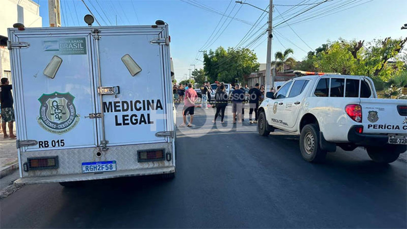Imagem 1 - Mulher morre após cair de bicicleta e cortar a veia femoral com garrafa que carregava na cintura. O caso aconteceu por volta das 4h30 deste sábado (4), na Av. Alberto Maranhão, no bairro Barrocas, em Mossoró. De acordo com o delegado Teixeira Júnior, a vítima, identificada como Italúcia Criciana dos Santos Vidal, estava trafegando em uma bicicleta, carregando uma garrafa de cachaça na cintura. Ela caiu da bicicleta, quebrando a garrafa. Um pedaço de vidro acabou atingindo a veia femoral, causando uma grande hemorragia. A mulher morreu no local. “Uma fatalidade”, disse o delegado. Imagem 1 - Mulher morre após cair de bicicleta e cortar a veia femoral com garrafa que carregava na cintura. O caso aconteceu por volta das 4h30 deste sábado (4), na Av. Alberto Maranhão, no bairro Barrocas, em Mossoró. De acordo com o delegado Teixeira Júnior, a vítima, identificada como Italúcia Criciana dos Santos Vidal, estava trafegando em uma bicicleta, carregando uma garrafa de cachaça na cintura. Ela caiu da bicicleta, quebrando a garrafa. Um pedaço de vidro acabou atingindo a veia femoral, causando uma grande hemorragia. A mulher morreu no local. “Uma fatalidade”, disse o delegado.