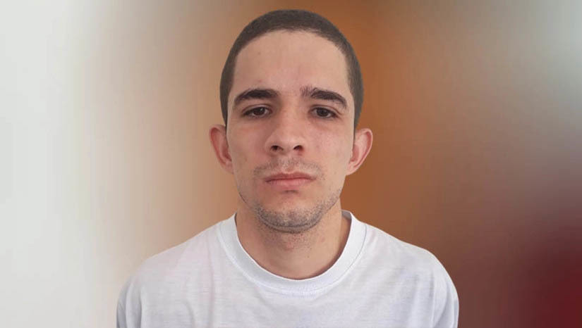 Imagem 1 -  Júri condena Alan Deybson a pena de 16 anos e 3 meses por homicídio. O primeiro julgamento da segunda pauta do ano do Tribunal do Júri Popular da Comarca de Mossoró aconteceu nesta segunda-feira (6). Sentou no banco dos réus Alan Deybson Abreu. Ele, que é acusado por, pelo menos, 5 crimes de homicídios cometidos na cidade de Mossoró, foi julgado nesta segunda pelo homicídio de Adriano de Souza dos Santos, crime ocorrido em agosto de 2022, no bairro Abolição II. Por este homicídio, a sociedade mossoroense considerou Alan Deybson culpado, tendo o juiz Vagnos Kelly Figueiredo de Medeiros aplicado uma pena de 16 anos e 3 meses a ser cumprida em regime, inicialmente, fechado.