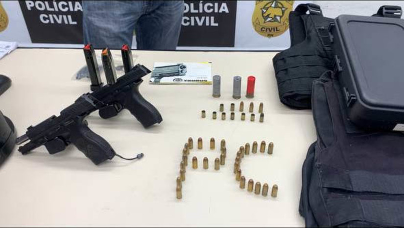 Imagem 1 -  Pelo menos três GCMs participaram do ataque o carro do comandante da guarda de Mossoró. A informação foi repassada nesta terça-feira (7), pelo delegado Regional, Rafael Arraes, e pelo delegado da 38ª DP de Mossoró, Dênis Carvalho. O ataque à viatura descaracterizada, utilizada pelo comandante da Guarda Municipal de Mossoró, Thiago Fernandes, aconteceu no dia 11 de outubro. O veículo foi alvejado a tiros, enquanto estava estacionado em frente a residência dele. Segundo Denis Carvalho, as investigações apontaram para a participação de, pelo menos, três guardas nesse crime. Durante a madrugada de hoje, a polícia civil cumpriu mandados de busca e apreensão em residências ligadas aos suspeitos, onde apreenderam um carro, possivelmente utilizado no crime, munições e duas armas, uma delas de uso funcional.