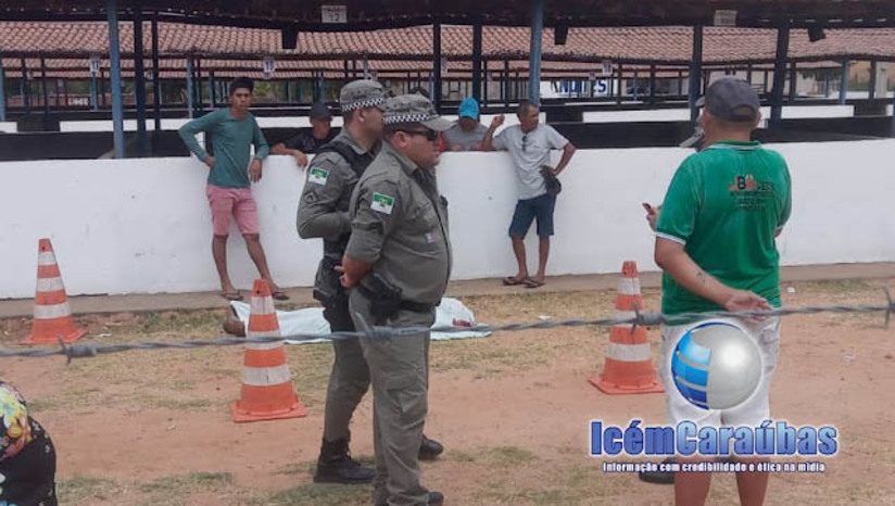 Imagem 1 - Idoso é executado dentro da “Feira dos Bichos” no município de Umarizal. O crime aconteceu no final da manhã desta segunda-feira (6). A vítima foi identificada como Francisco de Assis Maia Oliveira, de 70 anos. De acordo com o delegado Matheus Ramalho, o homem estava no local, quando dois suspeitos se aproximaram em uma motocicleta e desferiram cerca de sete disparos de revólver calibre .380 contra ele. A dupla estava utilizando capacete e fugiu em seguida. Ninguém foi reconhecido. A Polícia Civil de Umarizal vai investigar o crime. Imagem 1 - Idoso é executado dentro da “Feira dos Bichos” no município de Umarizal. O crime aconteceu no final da manhã desta segunda-feira (6). A vítima foi identificada como Francisco de Assis Maia Oliveira, de 70 anos. De acordo com o delegado Matheus Ramalho, o homem estava no local, quando dois suspeitos se aproximaram em uma motocicleta e desferiram cerca de sete disparos de revólver calibre .380 contra ele. A dupla estava utilizando capacete e fugiu em seguida. Ninguém foi reconhecido. A Polícia Civil de Umarizal vai investigar o crime.