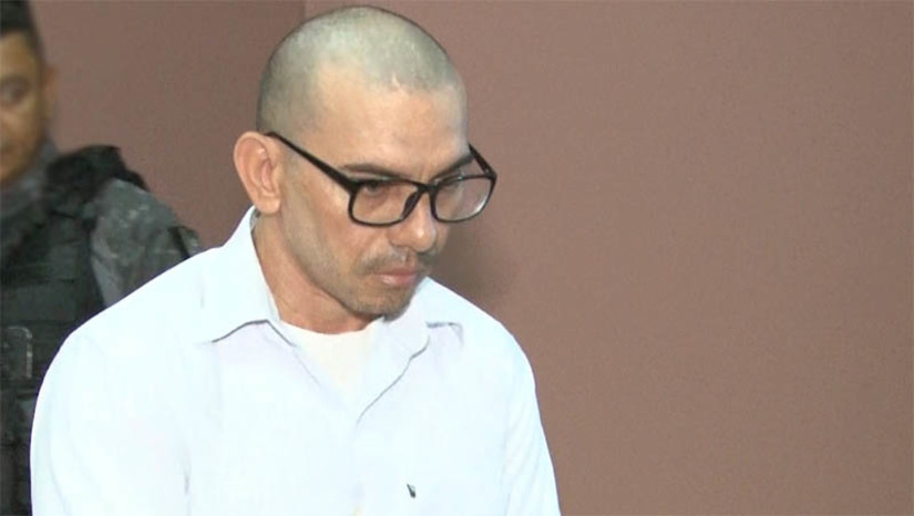 Imagem 1 -  Réu é condenado por três crimes em júri popular realizado nesta terça (7), em Mossoró. Daniel Berg Felipe da Silva sentou no banco dos réus do Fórum Desembargador Silveira Martins nesta terça-feira (7), para responder pelo homicídio de Fabricio Antônio da Costa Leite, de 21 anos. Por este crime, o réu foi condenado a pena de 18 anos e 9 meses. Daniel também foi condenado por outros dois crimes, sendo estes comunicação falsa de sequestro (pena de 1 mês e 18 dias) e posse ilegal de munição (pena de 1 ano e multa); a pauta do TJP segue nesta quarta-feira (8) com o julgamento de Weslley Borges da Silva. Ele é acusado de ter matado a tiros Italo Gabriel Rodrigues Nunes, no dia 30 de janeiro de 2022, no Clube da Caixa, localizado na Av. Presidente Dutra, no Alto de São Manoel.