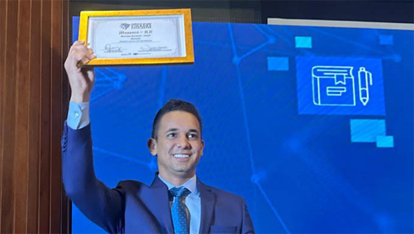 Imagem 1 - Este ano de 2023, além de receber a maior honraria da noite e pela segunda vez consecutiva (venceu em 2022), o prefeito Allyson Bezerra também trouxe para Mossoró outros três primeiros lugares no quesito Governança, Eficiência fiscal e Transparência; Educação; Saúde e Bem-Estar. Recebeu as comendas também por ficar em segundo lugar nos quesitos Infraestrutura e Mobilidade Urbana; Sustentabilidade; Desenvolvimento Sócio Econômico e Ordem Pública . Imagem 1 - Este ano de 2023, além de receber a maior honraria da noite e pela segunda vez consecutiva (venceu em 2022), o prefeito Allyson Bezerra também trouxe para Mossoró outros três primeiros lugares no quesito Governança, Eficiência fiscal e Transparência; Educação; Saúde e Bem-Estar. Recebeu as comendas também por ficar em segundo lugar nos quesitos Infraestrutura e Mobilidade Urbana; Sustentabilidade; Desenvolvimento Sócio Econômico e Ordem Pública .