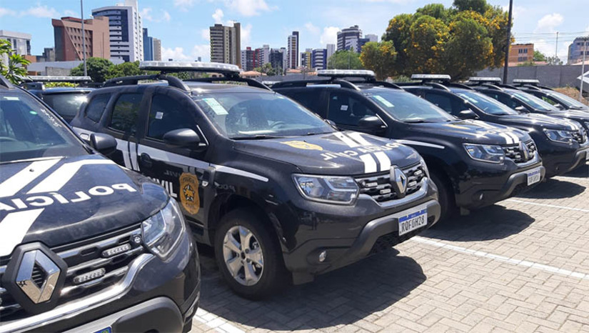 Imagem 1 -  Mais de 100 novas viaturas serão entregue hoje (8) para as forças de segurança pública do RN . A solenidade de entrega está marcada para às 16h, no estacionamento da Arena das Dunas, em Natal. Esta será a entrega da segunda remessa de veículos de um total de 300 viaturas locadas para as forças de segurança pública do RN, fruto de parte do investimento de R$ 100 milhões anunciados pelo ministro da Justiça e Segurança Pública, Flávio Dino, no mês de março. 