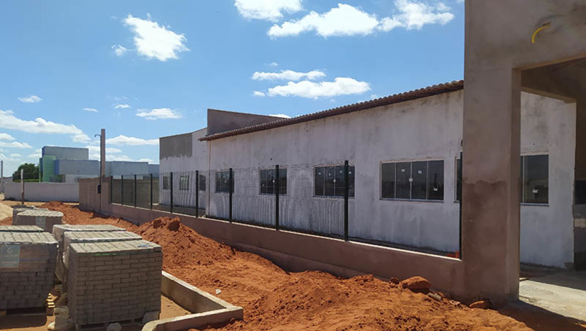 Imagem 1 -  Nova unidade escolar em Serra do Mel entra em fase de conclusão. A nova unidade, localizada  na Vila Brasília, representa mais um passo importante na busca por uma educação de qualidade na cidade. Com instalações de primeira linha e equipamentos modernos, a unidade escolar tem tudo para ser um centro de excelência educacional. O objetivo é proporcionar um ambiente propício ao aprendizado, onde alunos, professores e servidores possam desempenhar seu papel da melhor maneira possível.