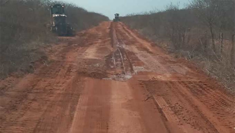 Imagem 1 - O serviço foi realizado na estrada que liga a BR-304 à Estrada do Melão e em travessas no Assentamento Jurema. A ação garante melhor acesso para os agricultores e agricultoras que diariamente trafegam pela estrada vicinal. O trabalho da prefeitura através da Secretaria Municipal de Agricultura e Desenvolvimento Rural (Seadru), traz mais trafegabilidade nas vias de acesso às comunidades rurais no município. Imagem 1 - O serviço foi realizado na estrada que liga a BR-304 à Estrada do Melão e em travessas no Assentamento Jurema. A ação garante melhor acesso para os agricultores e agricultoras que diariamente trafegam pela estrada vicinal. O trabalho da prefeitura através da Secretaria Municipal de Agricultura e Desenvolvimento Rural (Seadru), traz mais trafegabilidade nas vias de acesso às comunidades rurais no município.