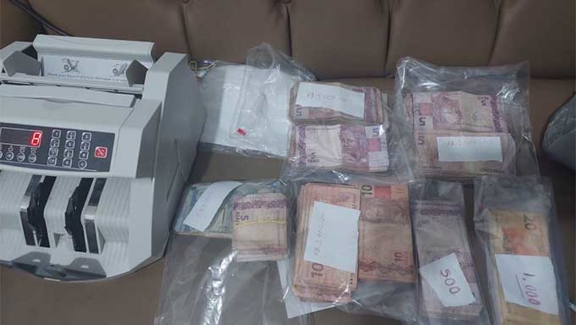 Imagem 1 - Denúncia já foi recebida pela Justiça e grupo passou a ser réu em ação penal. A operação denominada Logro foi deflagrada em junho deste ano e cumpriu mandados em cinco cidades potiguares. Antes de deflagrar a operação, o MPRN já havia constatado, com base em dados repassados pela Secretaria de Estado da Fazenda (Sefaz), que o esquema criminoso de sonegação fiscal arquitetado por um empresário consistia na criação de empresas de fachada em nome de “laranjas” para simular aquisições de mercadorias e, em seguida, sonegar o ICMS. Após a constituição e o lançamento das tributações devidas, a empresa de fachada, que havia acabado de adquirir muitos débitos tributários, era encerrada. Imagem 1 - Denúncia já foi recebida pela Justiça e grupo passou a ser réu em ação penal. A operação denominada Logro foi deflagrada em junho deste ano e cumpriu mandados em cinco cidades potiguares. Antes de deflagrar a operação, o MPRN já havia constatado, com base em dados repassados pela Secretaria de Estado da Fazenda (Sefaz), que o esquema criminoso de sonegação fiscal arquitetado por um empresário consistia na criação de empresas de fachada em nome de “laranjas” para simular aquisições de mercadorias e, em seguida, sonegar o ICMS. Após a constituição e o lançamento das tributações devidas, a empresa de fachada, que havia acabado de adquirir muitos débitos tributários, era encerrada.