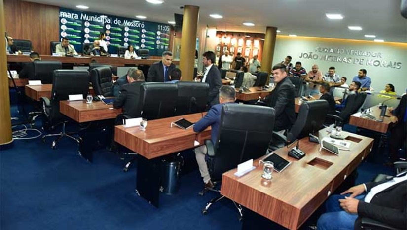 Imagem 1 - Com 20 votos favoráveis, a proposta da Lei Orçamentária Anual (LOA) para 2024 foi aprovada em segundo turno Câmara Municipal de Mossoró. No último dia 31, a Casa aprovou o projeto, em primeira votação, com 321 emendas. A LOA estima receita e fixa despesa para a Prefeitura de Mossoró no próximo ano em R$ 1 bilhão e 141 milhões. Com a aprovação em segundo turno, o Projeto de Lei n° 68/2023 foi despachado à Comissão de Orçamento, Finanças e Contabilidade (COFC). Cabe à COFC produzir a redação final, para inserção ao texto das 321 emendas. Imagem 1 - Com 20 votos favoráveis, a proposta da Lei Orçamentária Anual (LOA) para 2024 foi aprovada em segundo turno Câmara Municipal de Mossoró. No último dia 31, a Casa aprovou o projeto, em primeira votação, com 321 emendas. A LOA estima receita e fixa despesa para a Prefeitura de Mossoró no próximo ano em R$ 1 bilhão e 141 milhões. Com a aprovação em segundo turno, o Projeto de Lei n° 68/2023 foi despachado à Comissão de Orçamento, Finanças e Contabilidade (COFC). Cabe à COFC produzir a redação final, para inserção ao texto das 321 emendas.