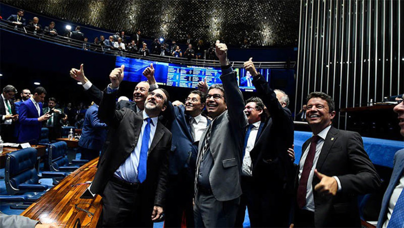 Imagem 1 - Aprovado com alterações no Senado, texto da Reforma Tributária volta para a Câmara. Nesta quinta-feira (8), o Plenário do Senado aprovou a proposta em dois turnos de votação, com 53 votos favoráveis e 24 contrários e nenhuma abstenção. Eram necessários 49 votos favoráveis (3/5 da composição da Casa). A matéria segue para a Câmara dos Deputados, de onde o texto original veio, porque foi modificada no Senado. A proposta apresentada pelo deputado Baleia Rossi (MDB-SP) ganhou novos contornos nas mãos do relator no Senado, Eduardo Braga (MDB-AM), que incorporou uma série de mudanças. A essência da PEC está na simplificação de tributos e do modelo em funcionamento no país; veja como o texto ficou. Imagem 1 - Aprovado com alterações no Senado, texto da Reforma Tributária volta para a Câmara. Nesta quinta-feira (8), o Plenário do Senado aprovou a proposta em dois turnos de votação, com 53 votos favoráveis e 24 contrários e nenhuma abstenção. Eram necessários 49 votos favoráveis (3/5 da composição da Casa). A matéria segue para a Câmara dos Deputados, de onde o texto original veio, porque foi modificada no Senado. A proposta apresentada pelo deputado Baleia Rossi (MDB-SP) ganhou novos contornos nas mãos do relator no Senado, Eduardo Braga (MDB-AM), que incorporou uma série de mudanças. A essência da PEC está na simplificação de tributos e do modelo em funcionamento no país; veja como o texto ficou.