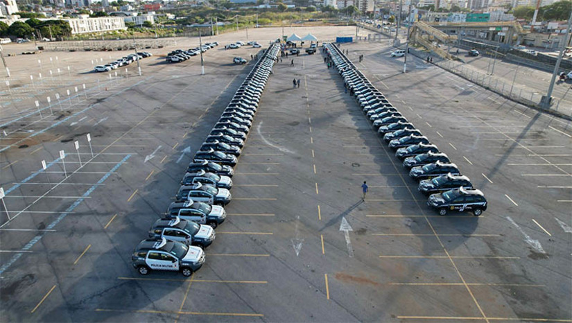 Imagem 1 - “O critério de escolha para a distribuição das viaturas foi de acordo com a necessidade de cada instituição”. O Governo do Rio Grande do Norte entregou, nesta quarta-feira (08), 103 novas viaturas locadas para as forças de segurança pública do estado, fruto de parte do investimento de R$ 100 milhões anunciado pelo Ministério da Justiça e Segurança Pública. Segundo o secretário estadual de Segurança Pública, coronel Francisco Araújo, a entrega contemplou 35 veículos destinados à Polícia Militar e outros 68 veículos para a Polícia Civil. Ele explica que as novas viaturas — todas do modelo Renault Duster — estão equipadas com recursos essenciais, como rádio comunicador, giroflex e compartimento para o transporte de pessoas detidas, visando otimizar a atuação das forças de segurança. Imagem 1 - “O critério de escolha para a distribuição das viaturas foi de acordo com a necessidade de cada instituição”. O Governo do Rio Grande do Norte entregou, nesta quarta-feira (08), 103 novas viaturas locadas para as forças de segurança pública do estado, fruto de parte do investimento de R$ 100 milhões anunciado pelo Ministério da Justiça e Segurança Pública. Segundo o secretário estadual de Segurança Pública, coronel Francisco Araújo, a entrega contemplou 35 veículos destinados à Polícia Militar e outros 68 veículos para a Polícia Civil. Ele explica que as novas viaturas — todas do modelo Renault Duster — estão equipadas com recursos essenciais, como rádio comunicador, giroflex e compartimento para o transporte de pessoas detidas, visando otimizar a atuação das forças de segurança.