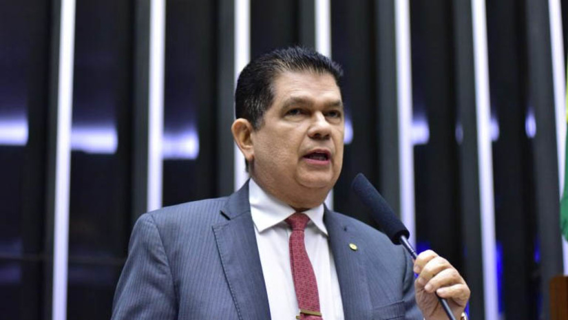 Imagem 1 -  Congresso aprova R$ 15 bilhões para compensar estados e municípios por perdas de arrecadação. PLN 40/23 foi aprovado nesta quinta-feira (9). O projeto aprovado pelo Congresso estabelecia originalmente um crédito especial de R$ 207,4 milhões no Orçamento de 2023 para atender os ministérios da Agricultura e Pecuária; da Educação; da Justiça e Segurança Pública; dos Transportes; da Cultura; da Defesa; e de Portos e Aeroportos. O governo enviou então uma mensagem modificando o texto e incluindo R$ 15 bilhões para a compensação de perdas, já aprovada em lei complementar (LC 201/23). Deste total, R$ 8,7 bilhões devem amenizar as perdas dos estados com a redução do ICMS de combustíveis e outros serviços em 2022. Outros R$ 6,3 bilhões estão relacionados às perdas dos fundos de participação dos estados e municípios (FPE e FPM) na arrecadação geral.