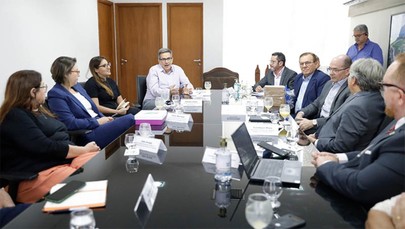 Imagem 1 - Maior usina de produção de energia fotovoltaica do RN será concluída em janeiro de 2024. O projeto de geração de energia fotovoltaica Dunamis, em sociedade com a Raízen Power, está sendo desenvolvido em uma área de 600 hectares, no município de Santana do Matos, na região Central. O complexo conta com quatro parques, totalizando 141 MWp de capacidade instalada, com investimento de R$ 550 milhões. Os dirigentes da empresa Raízen foram recebidos nesta quinta-feira (9), pelo Governo do Estado, para tratar da conclusão do projeto. "Mais um investimento em energia limpa se consolidada no Estado”m disse o secretário de Estado de Governo e Relações Institucionais (Segri), Adriano Gadelha. Imagem 1 - Maior usina de produção de energia fotovoltaica do RN será concluída em janeiro de 2024. O projeto de geração de energia fotovoltaica Dunamis, em sociedade com a Raízen Power, está sendo desenvolvido em uma área de 600 hectares, no município de Santana do Matos, na região Central. O complexo conta com quatro parques, totalizando 141 MWp de capacidade instalada, com investimento de R$ 550 milhões. Os dirigentes da empresa Raízen foram recebidos nesta quinta-feira (9), pelo Governo do Estado, para tratar da conclusão do projeto. "Mais um investimento em energia limpa se consolidada no Estado”m disse o secretário de Estado de Governo e Relações Institucionais (Segri), Adriano Gadelha.