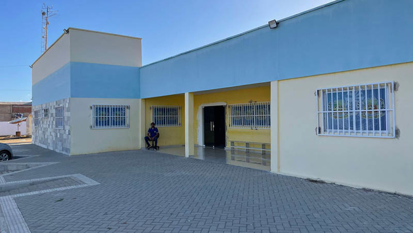 Imagem 1 -  Gestão municipal de Serra do Mel investe em reformas e ampliações na sede do Executivo. As primeiras fases do projeto de reforma e ampliação das dependências do governo local incluíram a construção de novas salas, que já estão prontas e sendo utilizadas para acomodar secretarias e departamentos municipais. Essas novas instalações têm como objetivo oferecer um ambiente de trabalho mais adequado para os funcionários e um atendimento mais eficiente aos cidadãos.