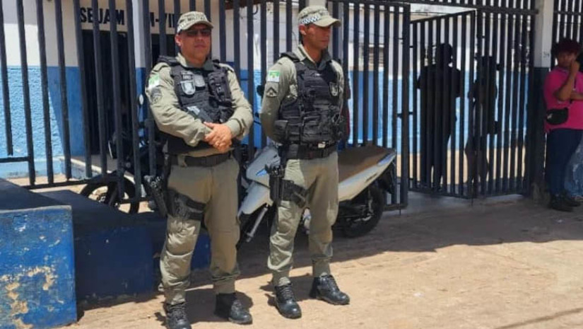 Imagem 1 -  Pelo menos dois PMs ocuparão cada um dos 266 locais de provas no segundo dia de Enem no RN. Neste domingo (12), a Secretaria de Segurança Pública vai repetir o esquema de segurança realizado no primeiro dia de prova, quando tudo transcorreu com normalidade. Novamente, serão escalados 700 policiais militares, distribuídos em 40 municípios do estado. Segundo a SESED, a escolta das provas para os locais de aplicação será iniciada às 6h30 do domingo. A partir de 11h, uma hora antes da abertura dos portões, todos os policiais escalados para atuarem na segurança do ENEM já estarão posicionados em seus respectivos postos.