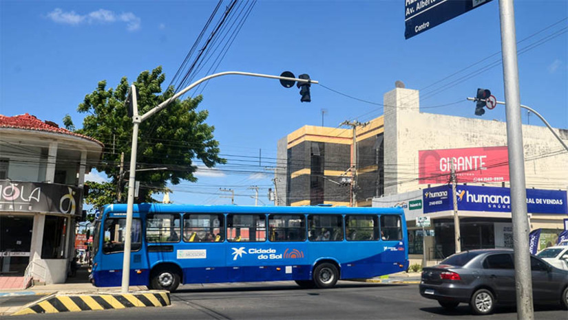 Imagem 1 -  Segundo dia de Enem também contará com transporte público gratuito, em Mossoró. Com a isenção da tarifa, os estudantes devem apresentar o cartão de inscrição no embarque. As linhas de ônibus vão funcionar em operação especial a partir das 11h, saindo dos bairros em direção aos principais locais de provas. Neste segundo dia, a duração da prova terá um período menor, portanto, os itinerários vão estar com os ônibus retornando às 18h40 dos bairros; confira os itinerários.