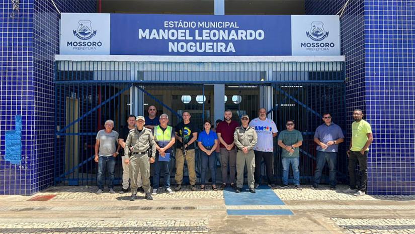 Imagem 1 -  O esquema de segurança é para garantir a paz no duelo entre equipes do Mossoró Esporte Clube e o Baraúnas, que terá início às 17 horas deste domingo, no Estádio Nogueirão, em Mossoró, valendo pela liderança da 2ª Divisão do Estadual 2023.  O comandante Valadares, da Polícia Militar, destacou efetivo de 40 homens para o trabalho ostensivo nas imediações do Estádio.   Já o comandante da Guarda Civil Municipal, Thiago Fernandes, disponibilizou quinze agentes em 5 viaturas para reforçar a segurança do evento.  Por fim, agentes de trânsito também vão atuar desde as 9h da manhã de domingo, organizando as ruas de acesso ao Nogueirão. Ao todo, serão mobilizados 80 agentes.