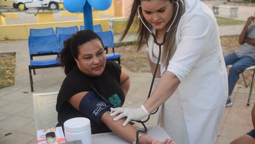 Imagem 1 - PMM suspende o “Viva Rio Branco” neste domingo; já o “Vida na Praça” acontecerá no Boa Vista. O primeiro programa não poderá ser realizado neste final de semana, devido ao avanço da melhoria asfáltica em toda a avenida Rio Branco. As atividades devem ser retomadas no próximo domingo (19). Apesar do cancelamento do “Viva Rio Branco”, a Prefeitura de Mossoró oferta à população a realização do Programa “Vida na Praça”. Neste domingo, a caravana do programa desembarca na Praça Raimundo Rubira, do bairro Boa Vista, com a promoção de aulas de funcional para adultos, funcional para crianças e dança, além de atendimentos de saúde. Imagem 1 - PMM suspende o “Viva Rio Branco” neste domingo; já o “Vida na Praça” acontecerá no Boa Vista. O primeiro programa não poderá ser realizado neste final de semana, devido ao avanço da melhoria asfáltica em toda a avenida Rio Branco. As atividades devem ser retomadas no próximo domingo (19). Apesar do cancelamento do “Viva Rio Branco”, a Prefeitura de Mossoró oferta à população a realização do Programa “Vida na Praça”. Neste domingo, a caravana do programa desembarca na Praça Raimundo Rubira, do bairro Boa Vista, com a promoção de aulas de funcional para adultos, funcional para crianças e dança, além de atendimentos de saúde.