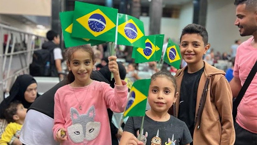 Imagem 1 -  Previsão é que o grupo de brasileiros embarque no avião presidencial nas próxima segunda-feira, 13. Quanto as duas brasileiras que decidiram ficar, são dois mulheres, mãe e filha.  "Parabéns para o Itamaraty e à FAB pela dedicação e competência exemplares na Operação Voltando em Paz, que buscou e acolheu os brasileiros que vivem na região do conflito e desejavam retornar ao Brasil", diz Luiz Inácio Lula da Silva, presidente da República.